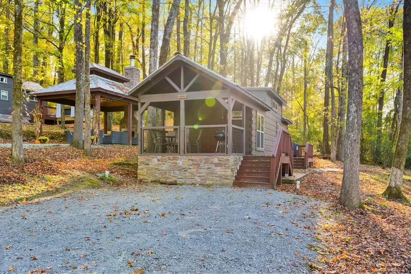 Eliza Bunk Cabin in city side rustic resort - Image 1
