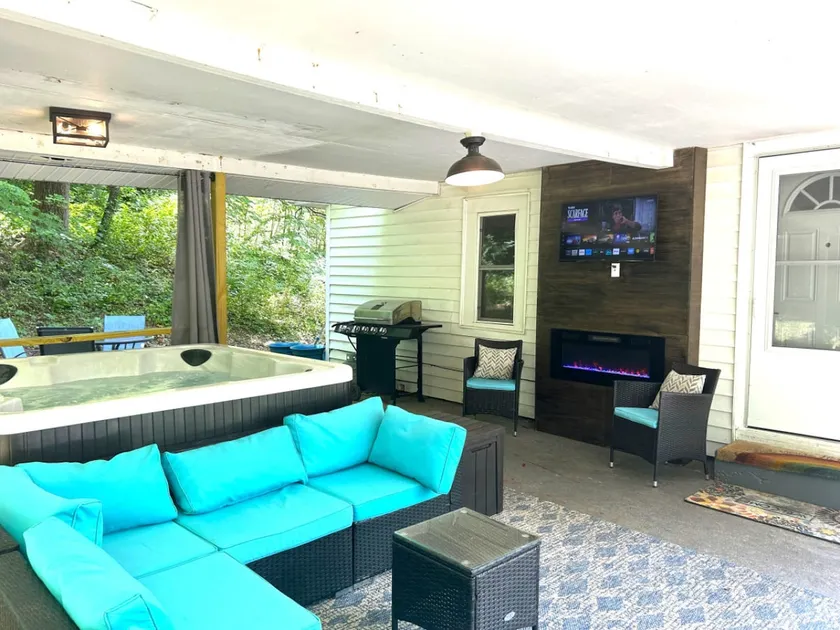 Cute Cottage w/Hot tub, fire pit, shared game room/theater - Image 1