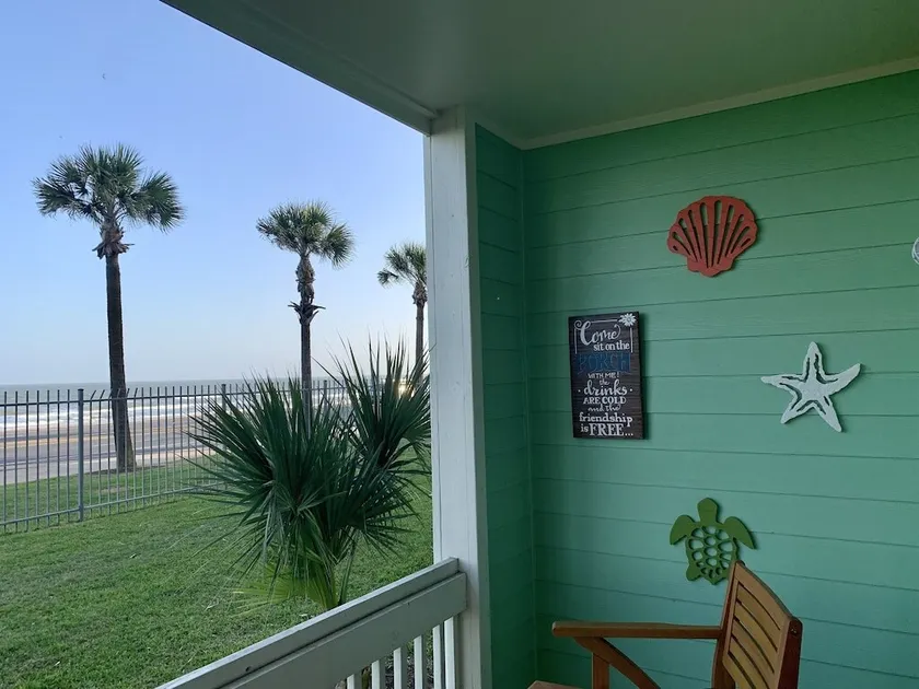 Mermaid Landing Beachfront Condo with WIFI, Pools, and Hot Tub - Image 1