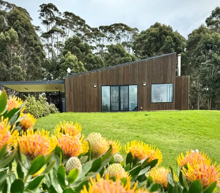 Walnut Grove: Modern comfort with expansive views - Image 1