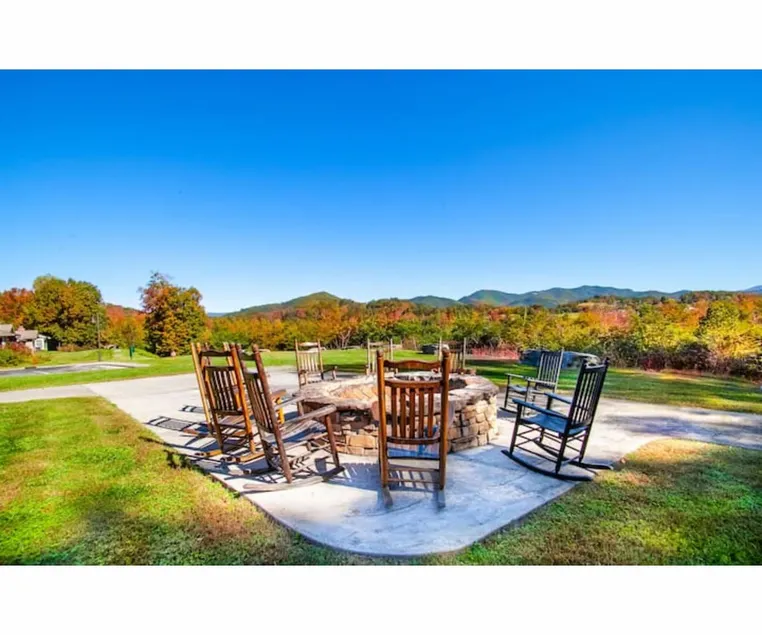 Gorgeous Cades Cove Condo with Community Pool - Image 1