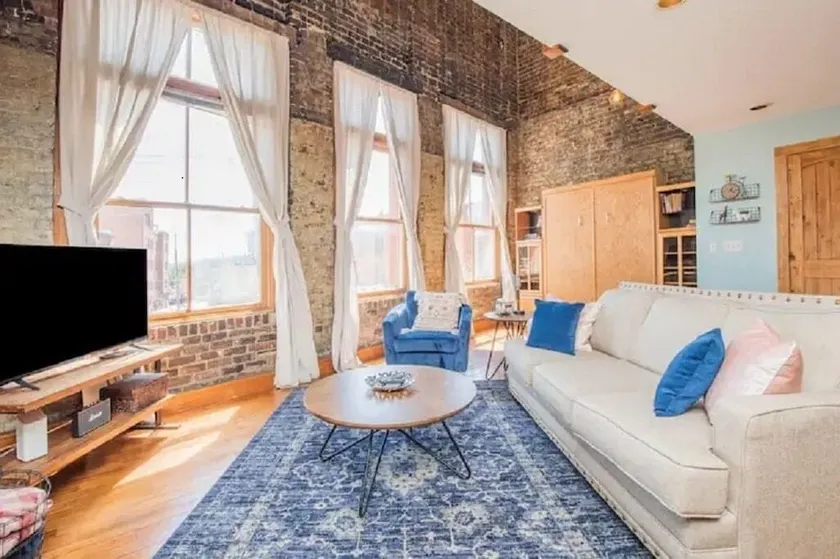 Lively Downtown Loft~Pet Friendly~2 Queen Beds - Image 1