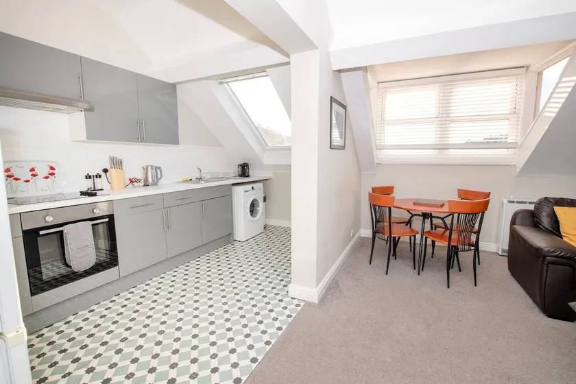 Top Floor - Sea & Castle Views & Parking Space! - Image 1