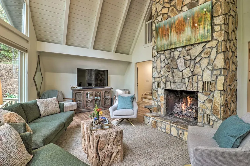 1 Mi to Town: Chalet-Style Highlands Retreat - Image 1