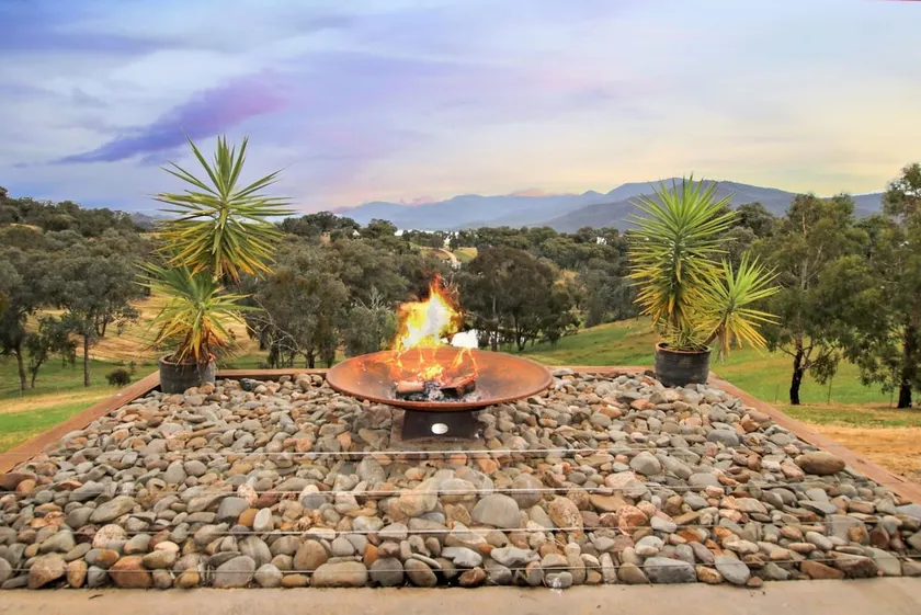 Lakeview Lodge - Executive family accommodation close to Lake Eildon. - Image 1
