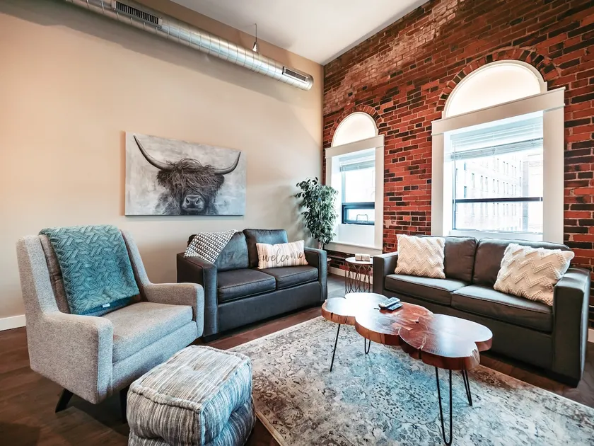 Downtown La Crosse Loft: Modern Comfort & Style - Image 1