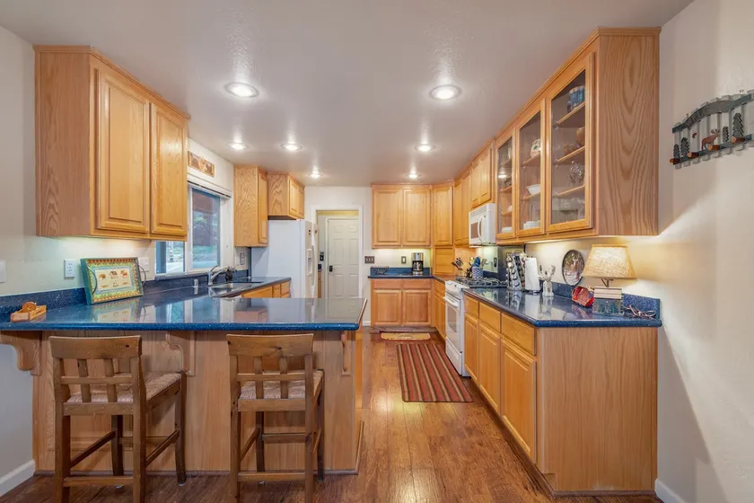 The Mellow Moose - Private Location with Spacious Deck with Free Lake Access! - Image 1