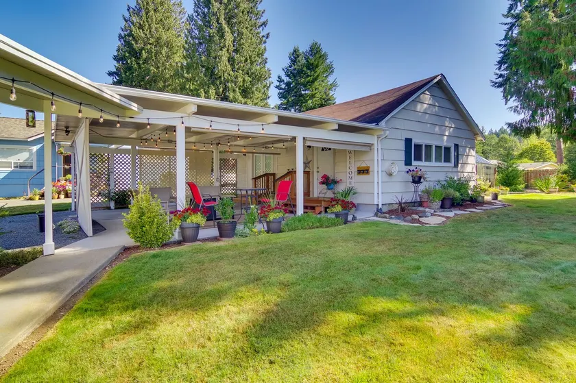 Charming Updated Retreat Walk to Lake Stevens! - Image 1