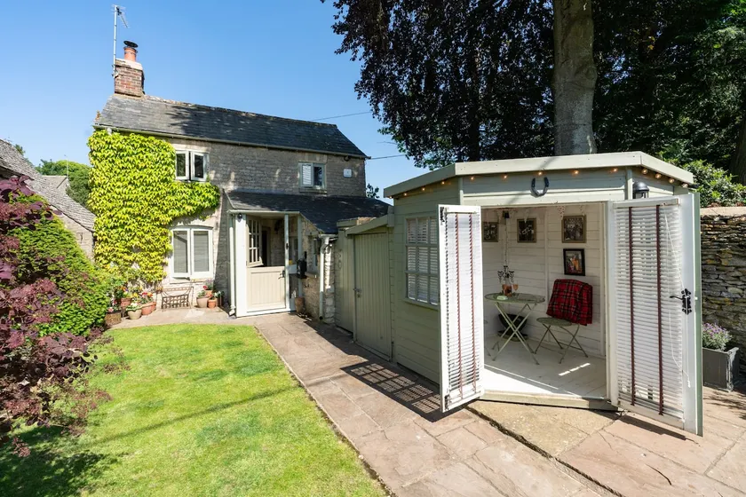 Dog friendly one bed holiday cottage in Fairford - Wood Cottage - Image 1