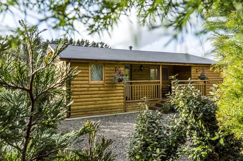 Fern Lodge - 2 Bedroom Log Cabin - Saint Florence - Tenby - Image 1