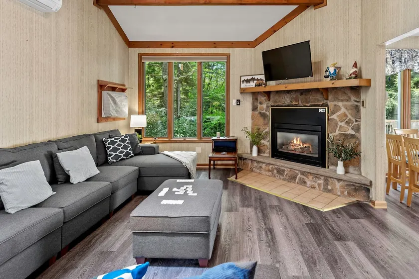 Harmony Ridge by Avantstay Fireplace, Large Deck & Forest Views - Image 1