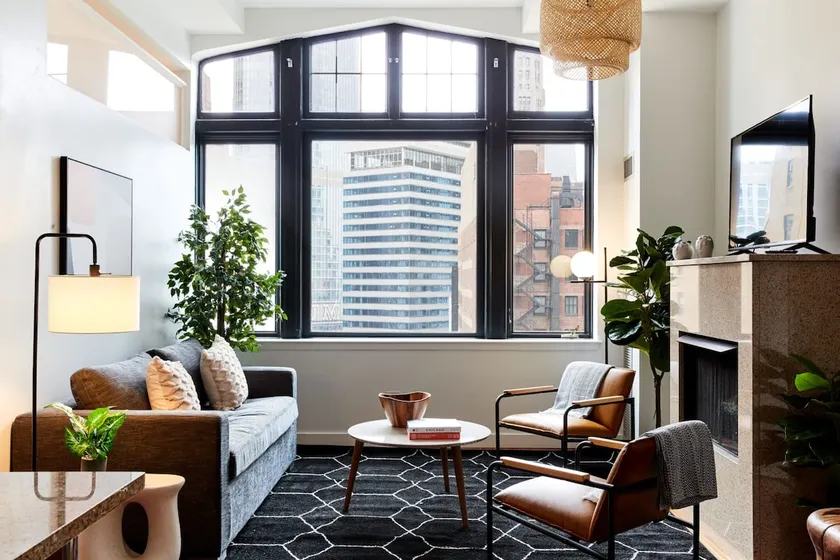 Stunning 3BR Penthouse in the Loop | Roof Deck - Image 1