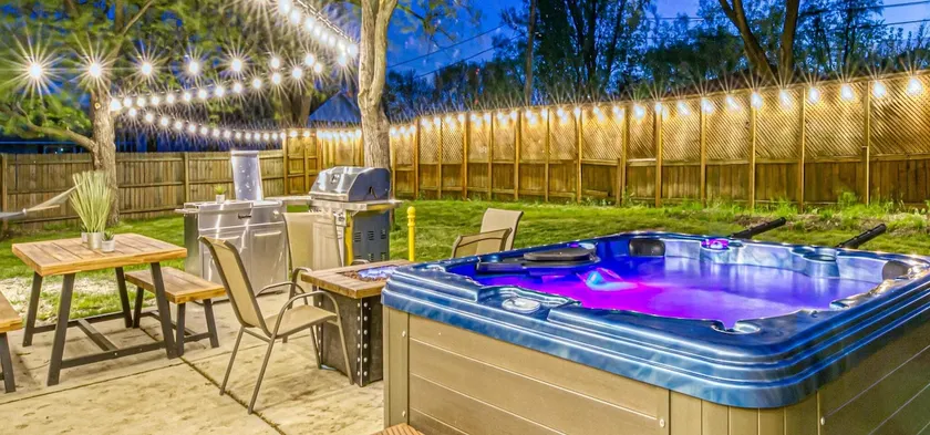 Huge yard w/ hot tub and firepit, dog friendly! - Image 1
