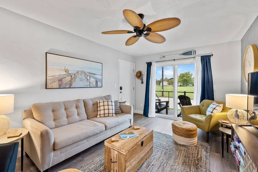 Waterfront condo w/ decks & beach access - Image 1