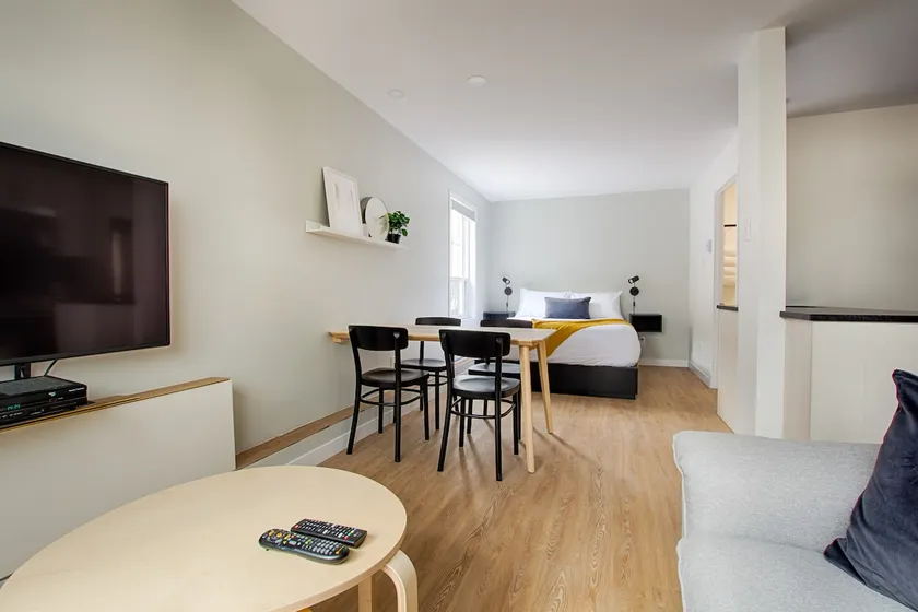 Bright Loft · Queen Bed | Walk Everywhere - Image 1