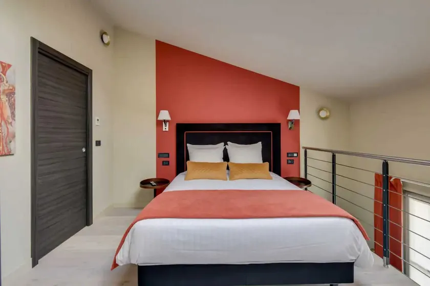 Danae, escape to Bordeaux - Image 1