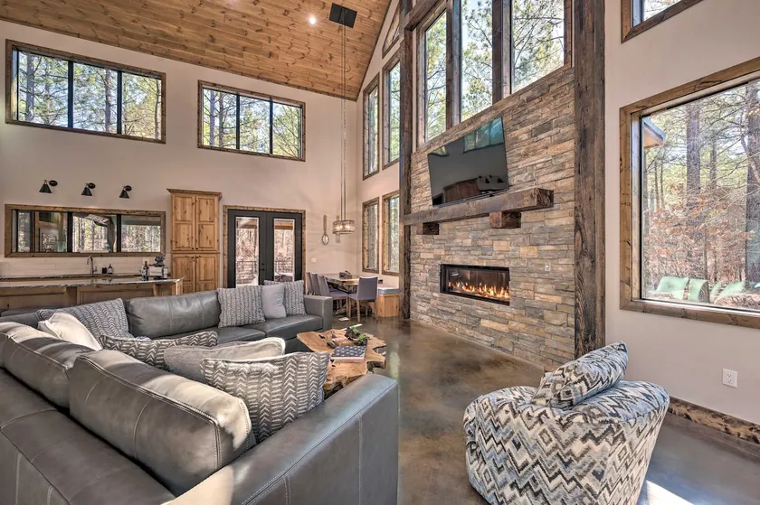 Broken Bow 'Lazy Dog Lodge' w/ Hot Tub, Pool Table - Image 1