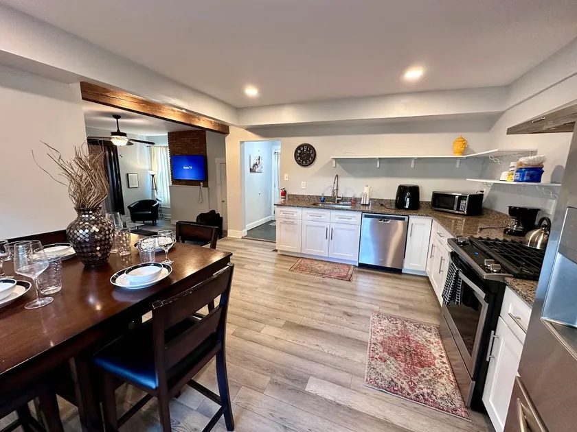 Large 1BR on hill close to everything in Pitt - Image 1
