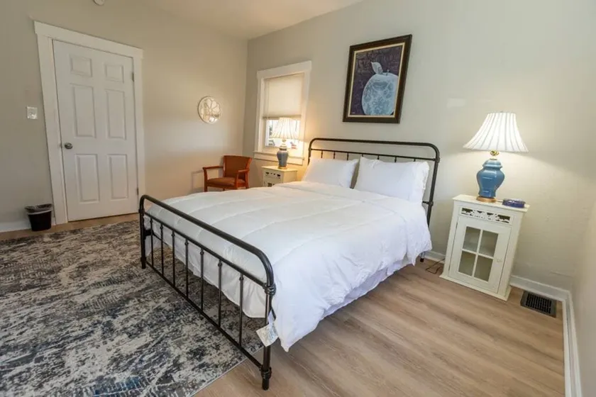 Updated & Comfy Bungalow with Parking Easy Access - Image 1