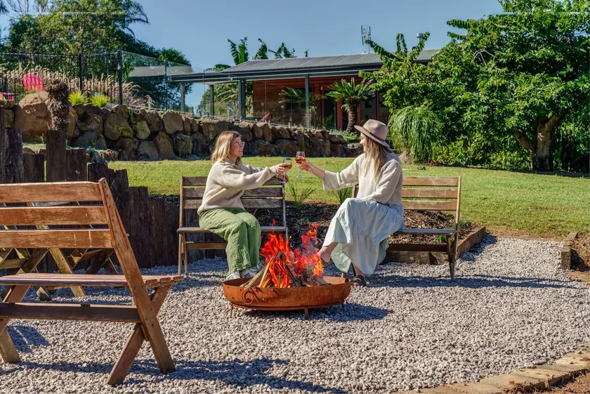 The Hideaway - Chic Farmhouse 15min to beaches - Image 1