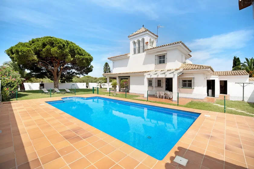 Villa Virgen del Camino direkt am Strand mit Pool, Terrasse und Garten - Image 1