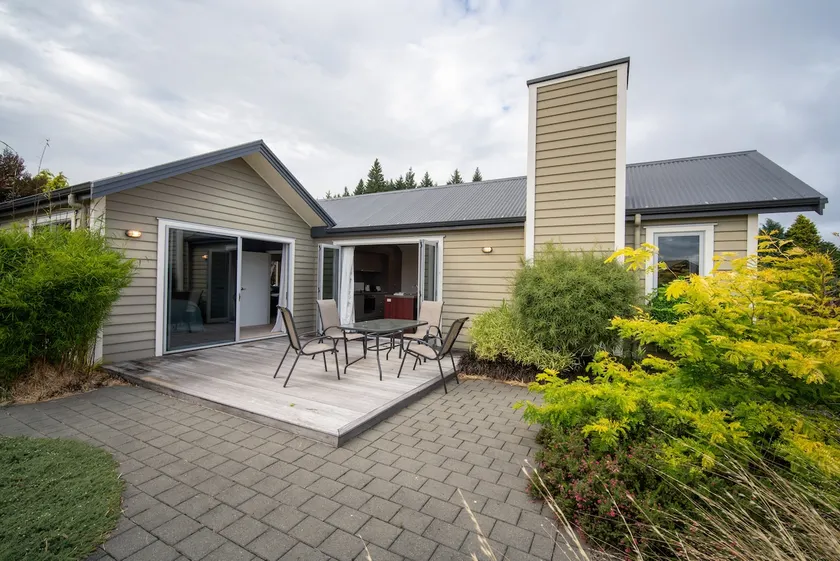 Southland Sounds - Te Anau Holiday Home - Image 1