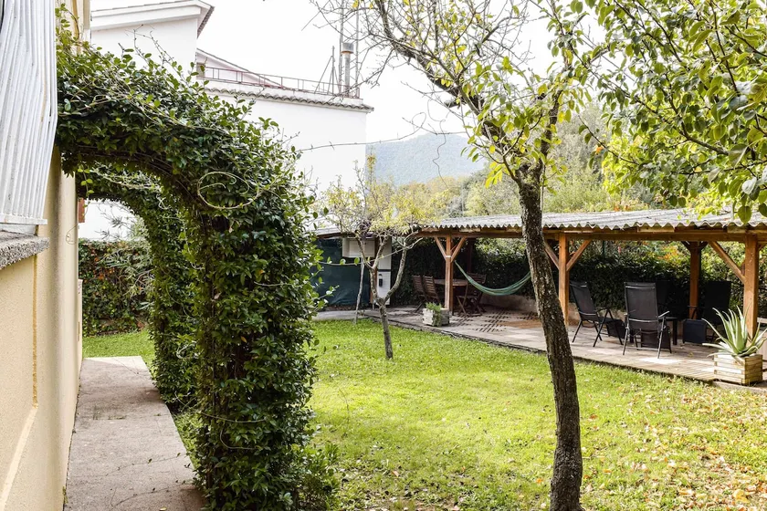 Can Camps Besalú: Garden and parking for families - Image 1