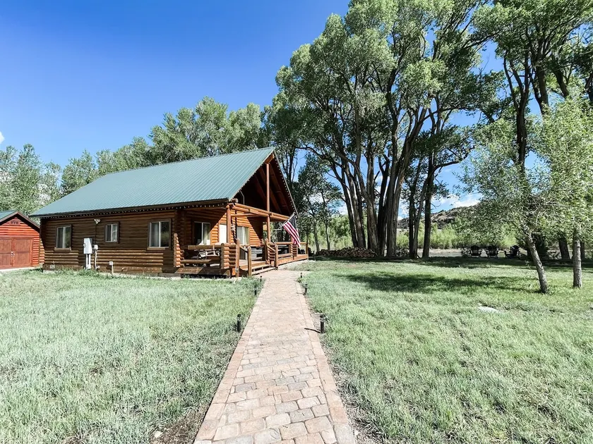 On the river. Private patio. 2 large yards. Dog friendly. Stargazing - Image 1