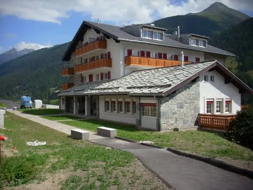 Sunny Goms Garden Apartment with Dual Terraces - Image 1