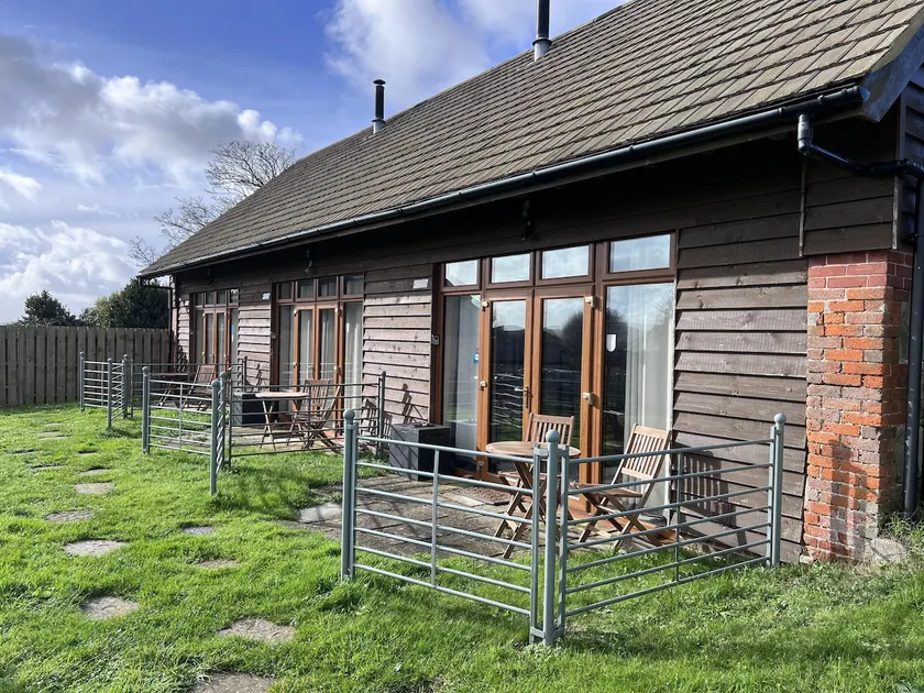 Poachers Hut 1-Bed Cottage Sleeps 2 Pet Friendly - Image 1