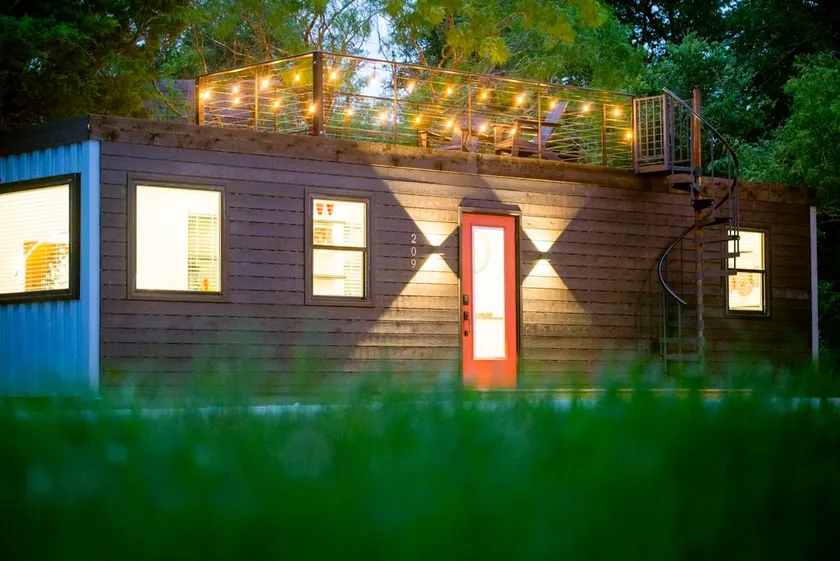 The Merlot House-Container Home 12 min to Magnolia - Image 1