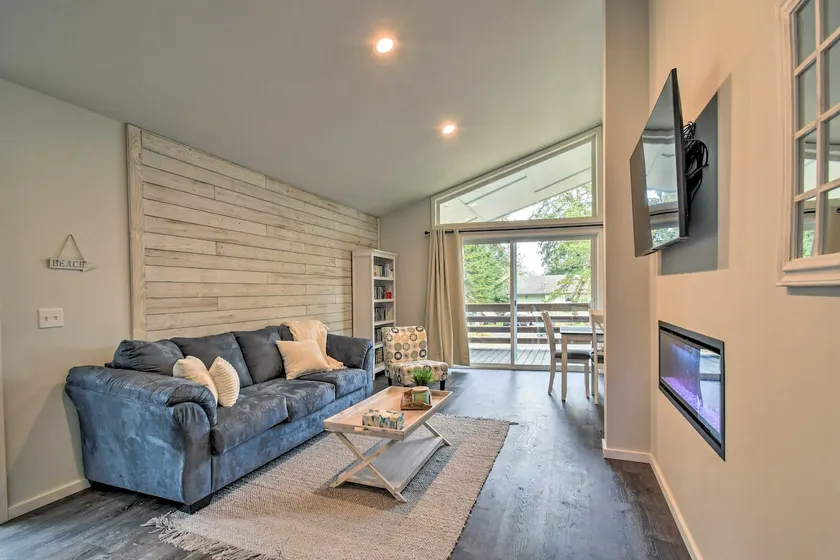 Cozy Cottage on the Coast Near Downtown Westport! - Image 1