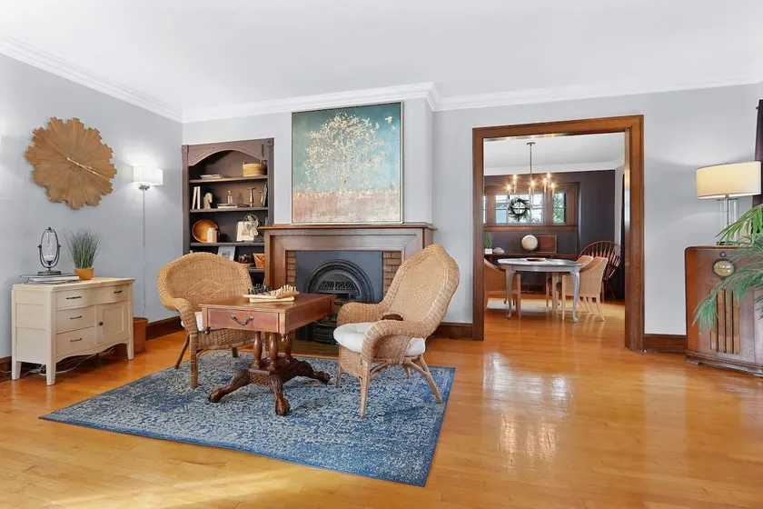 3 Queens, Walk to Eat, Tons of Character, Spacious - Image 1