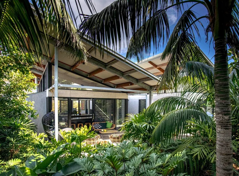 42 Byron (Walk to Beach) - Image 1