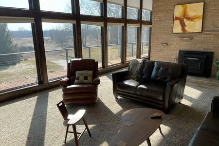 Beautiful Home in Town Acreage - Image 1