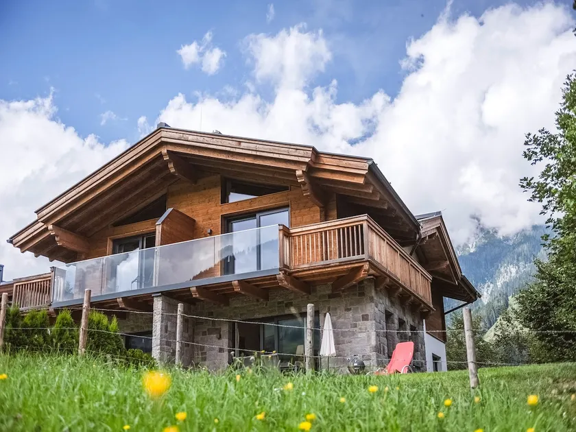 Luxury chalet with private sauna and views - Image 1