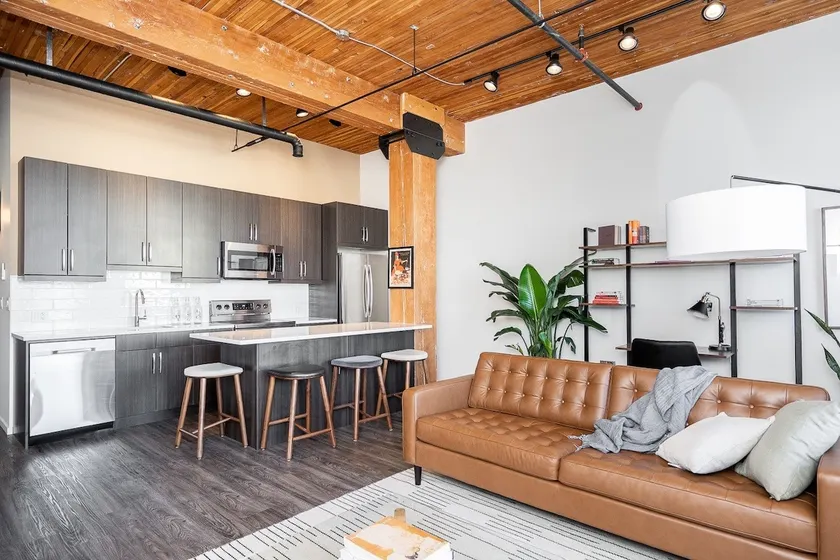 Bright Two Bedroom Loft - Exchange District - Image 1