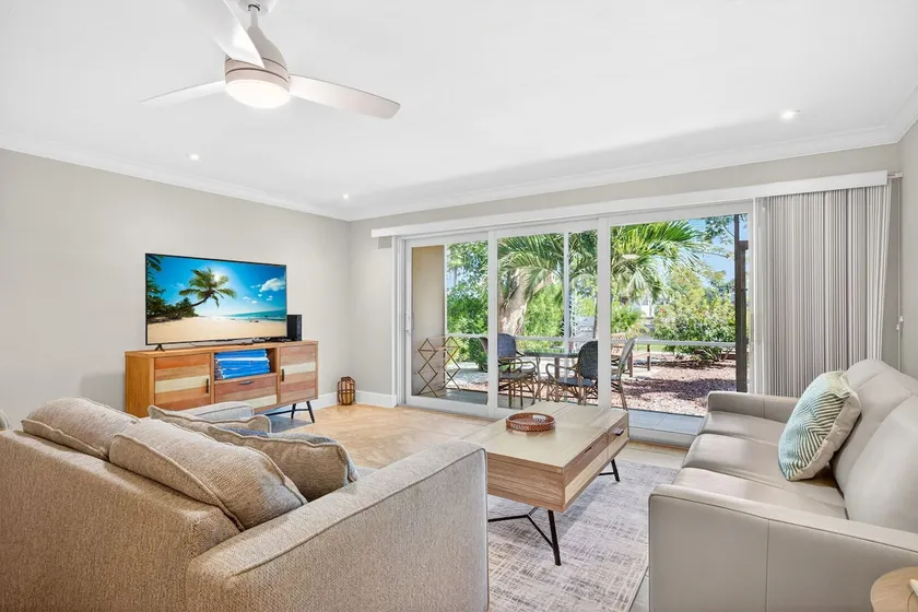 stunning across the street from beach - Image 1