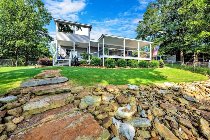 Allie’s on the Rocks Pet-Friendly Lakefront Bungalow - Image 1