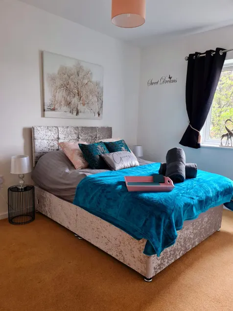 Emerald Blossom-Central Warrington, Luxurious Yet Homely, WiFi, Secure Parking - Image 1