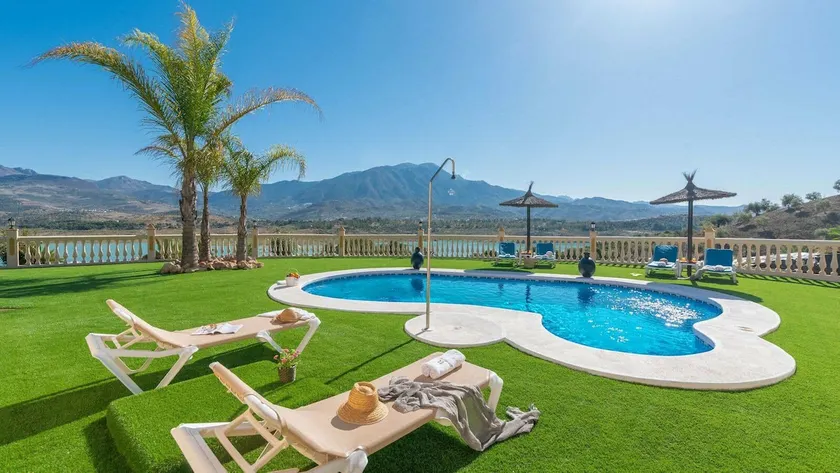 Villa med fantastisk utsikt över sjön - Image 1