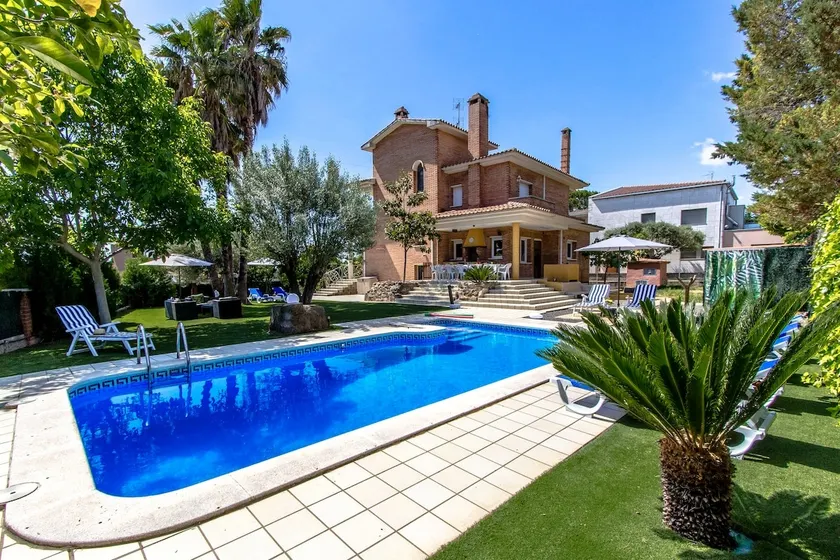 Villa con giardino, terrazza e griglia - Image 1
