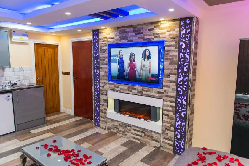 Apartment-Executive-Ensuite with Shower Bathtub - Image 1