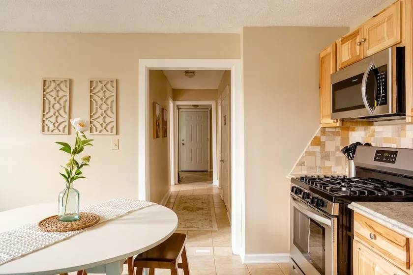 Rustic 2 Story w/ Downtown Views & Private Parking - Image 1