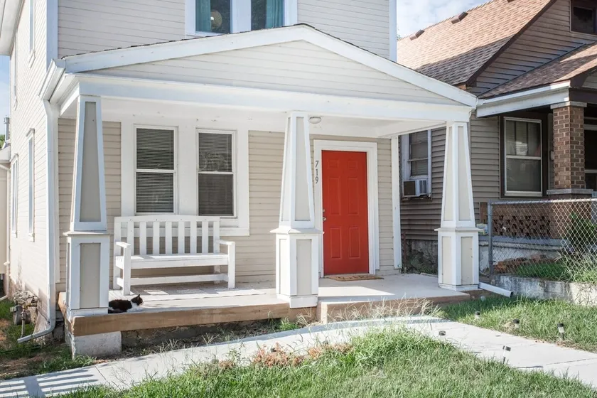 Rustic 2 Story w/ Downtown Views & Private Parking - Image 1