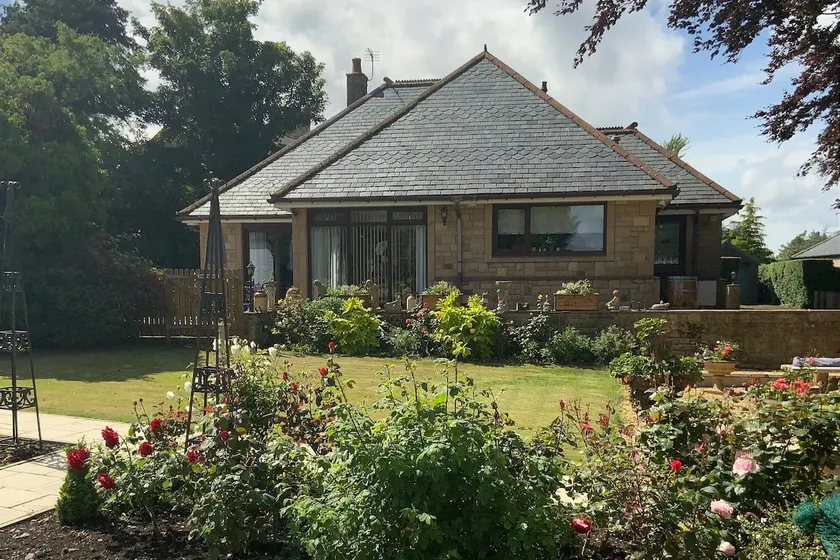 Remarkable 2-Bed Cottage in tranquil setting - Image 1