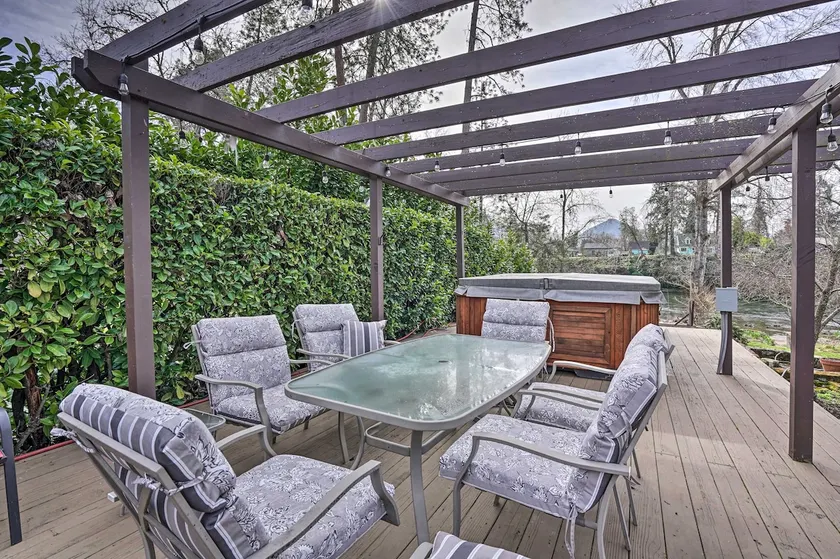Hot Tub & Views: Spacious Getaway on Rogue River - Image 1