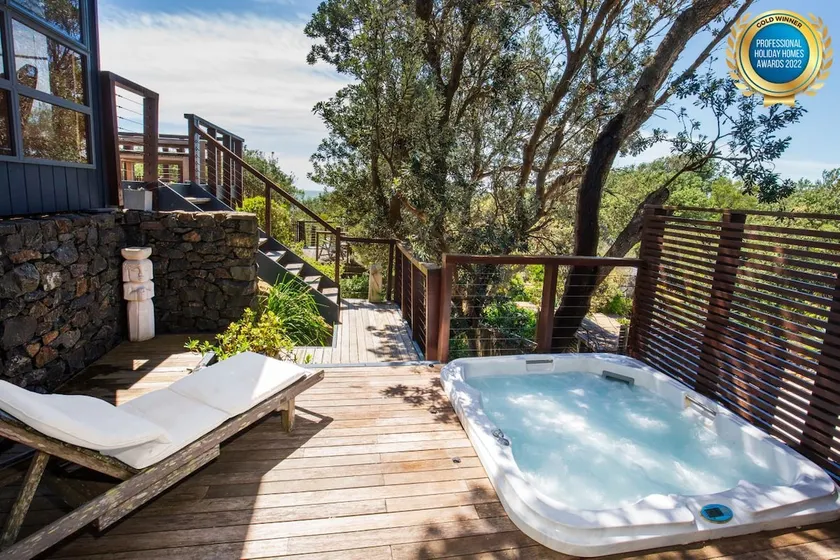 Illaroo Absolute Beachfront with Spa - Image 1