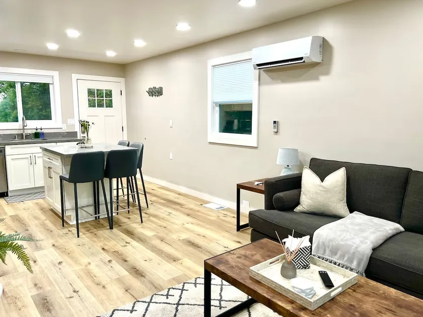 5 min to DWTN, BART & Park| Private Deck w/ View - Image 1