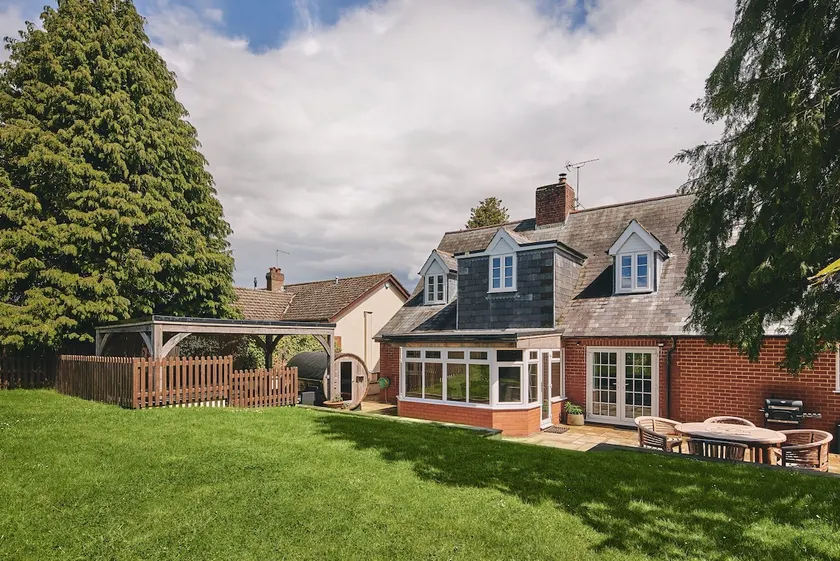 4 bed cottage on a Country Estate with hot tub - Image 1